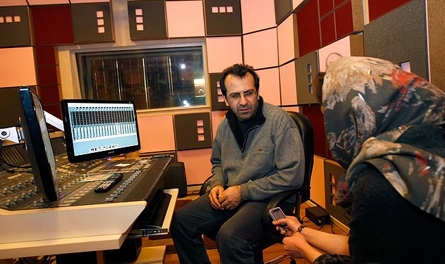 تصویری از بهمن اردلان، صدابردار و صداگذاری سینما و تلویزیون در پشت صحنه یکی از آثارش