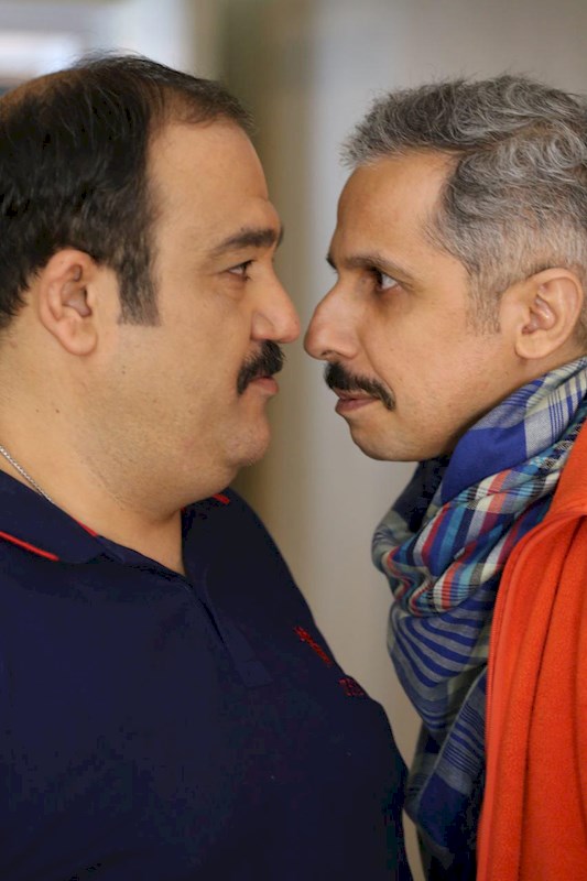 مهران غفوریان در صحنه سریال تلویزیونی همسایه‌ها به همراه سید جواد رضویان