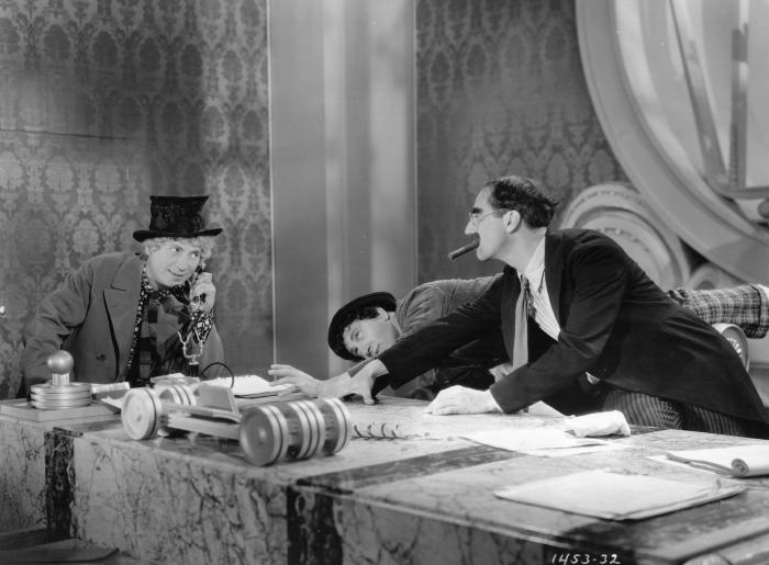 Harpo Marx در صحنه سریال تلویزیونی سوپ اردک به همراه Chico Marx و Groucho Marx