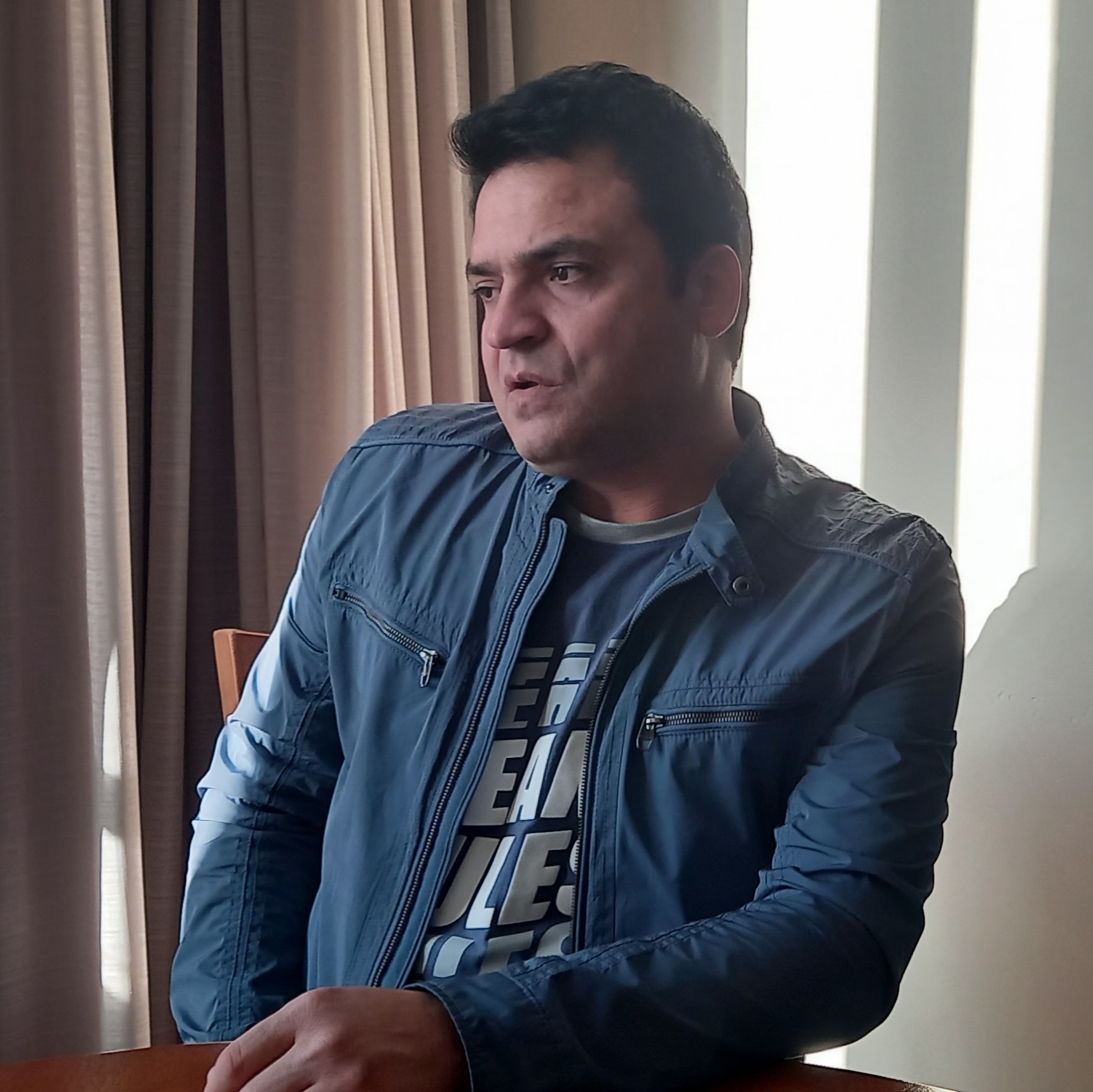 تصویری شخصی از علی میرزایی، بازیگر و نوازنده سینما و تلویزیون