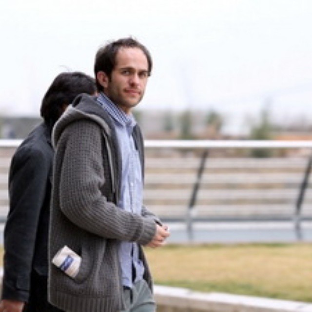 تصویری از بابک حمیدیان، بازیگر و تهیه کننده سینما و تلویزیون در حال بازیگری سر صحنه یکی از آثارش