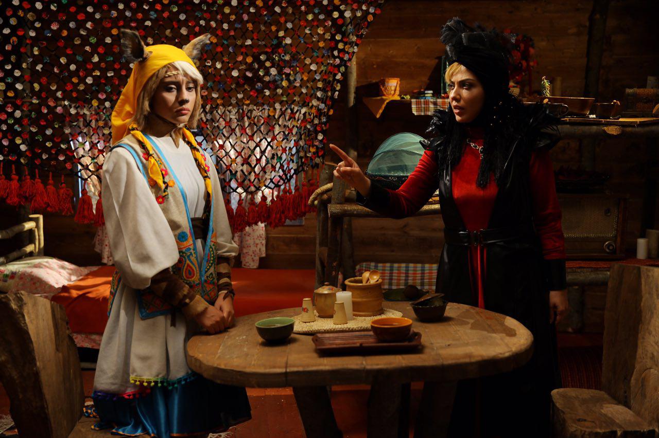 ترلان پروانه در صحنه فیلم سینمایی آهوی پیشونی سفید 2 به همراه لیلا اوتادی