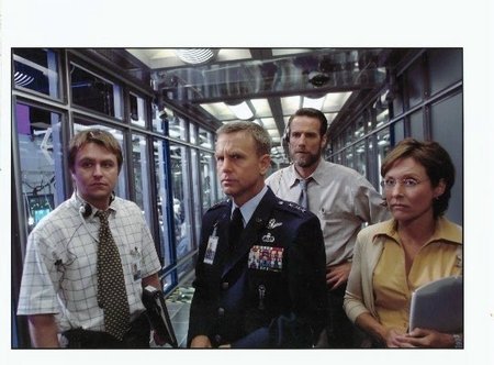 دیوید اندروز در صحنه فیلم سینمایی نابودگر ۳: خیزش ماشین ها به همراه Chris Hardwick و Helen Eigenberg