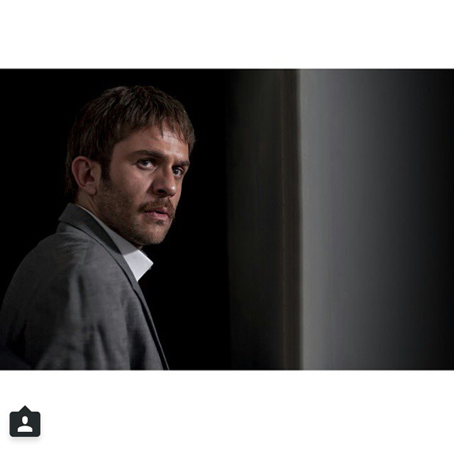 تصویری از بابک حمیدیان، بازیگر و تهیه کننده سینما و تلویزیون در حال بازیگری سر صحنه یکی از آثارش