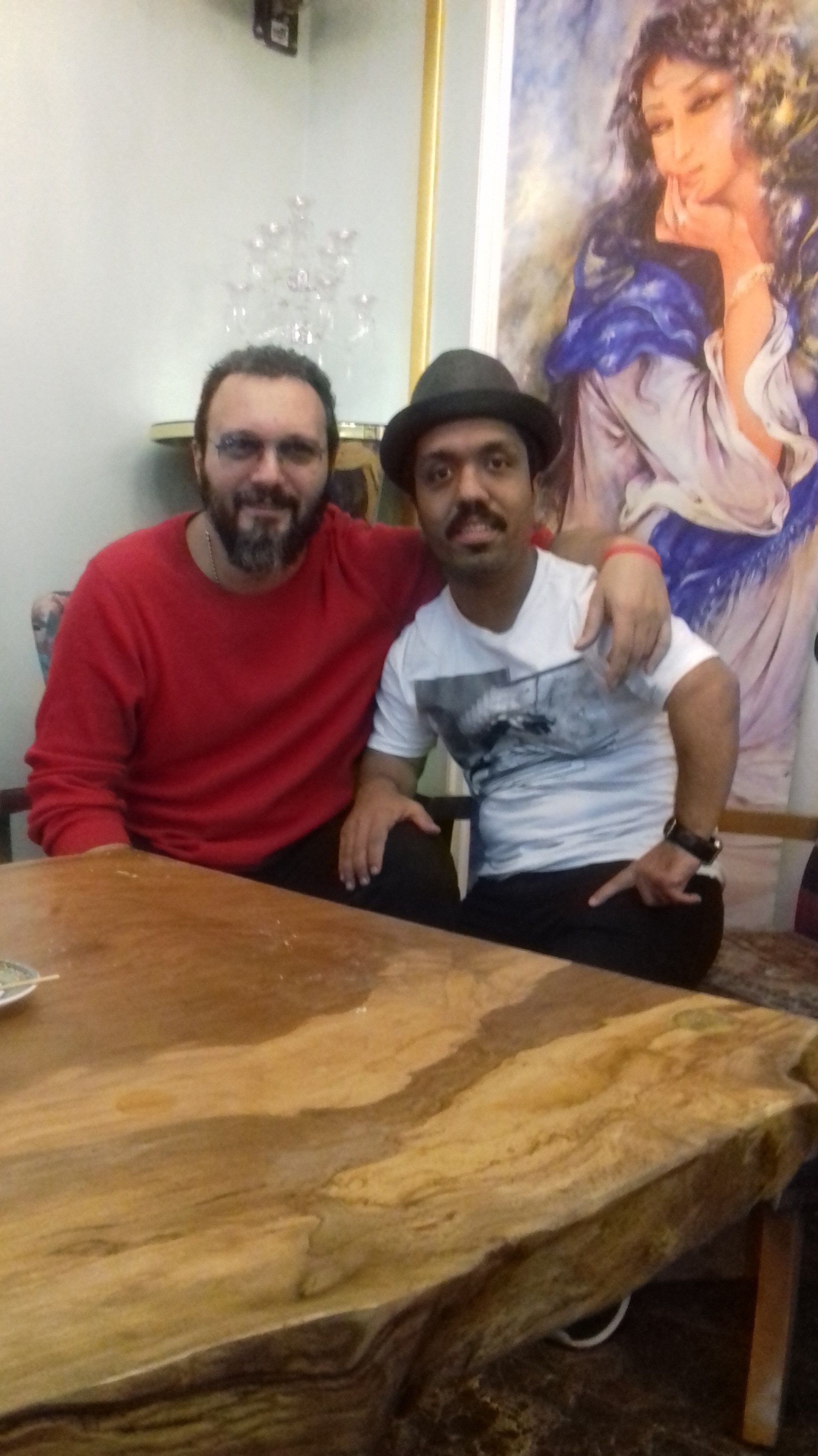 تصویری از امید علیمردانی، بازیگر سینما و تلویزیون در حال بازیگری سر صحنه یکی از آثارش