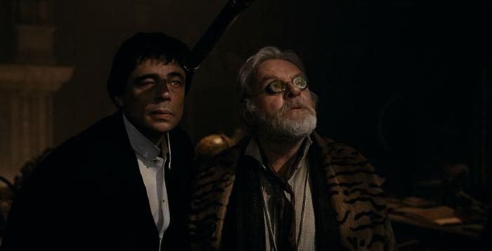 بنیسیو دل تورو در صحنه فیلم سینمایی مرد گرگ نما به همراه آنتونی هاپکینز