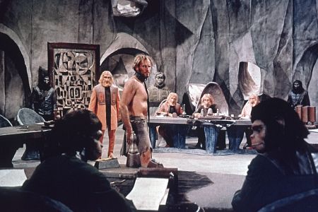 کیم هانتر در صحنه فیلم سینمایی سیاره ی میمون ها به همراه Roddy McDowall، Maurice Evans و Charlton Heston