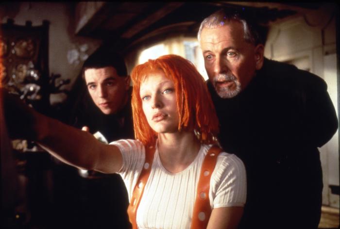 ایان هولم در صحنه فیلم سینمایی عنصر پنجم به همراه میلا یوویچ و Charlie Creed-Miles