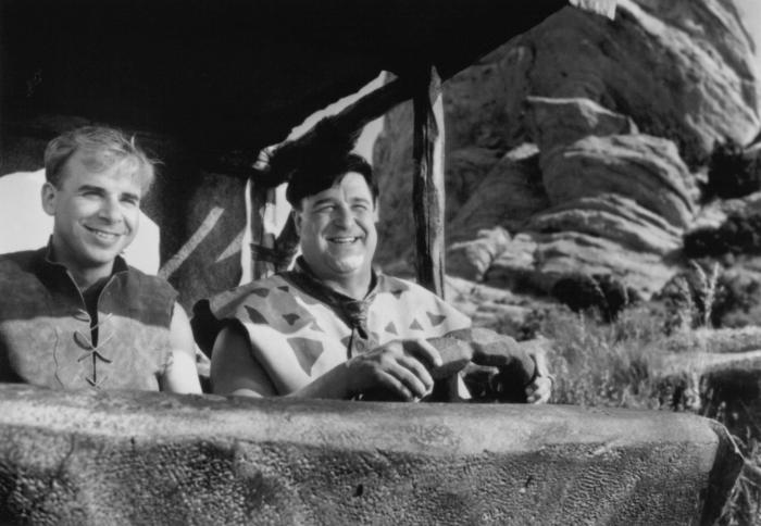 ریک مورانیس در صحنه فیلم سینمایی فلینتستن ها به همراه جان گودمن