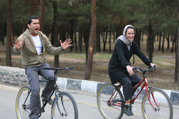 حامد بهداد در صحنه فیلم سینمایی زندگی با چشمان بسته به همراه ترانه علیدوستی