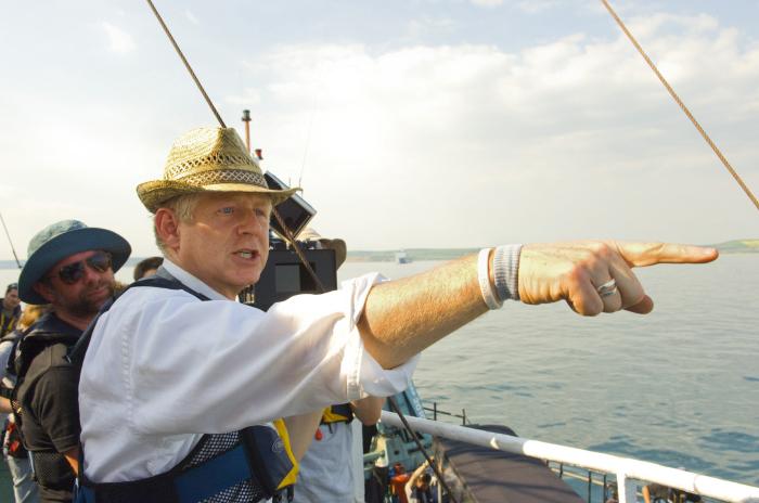 Richard Curtis در صحنه فیلم سینمایی قایق خروشان
