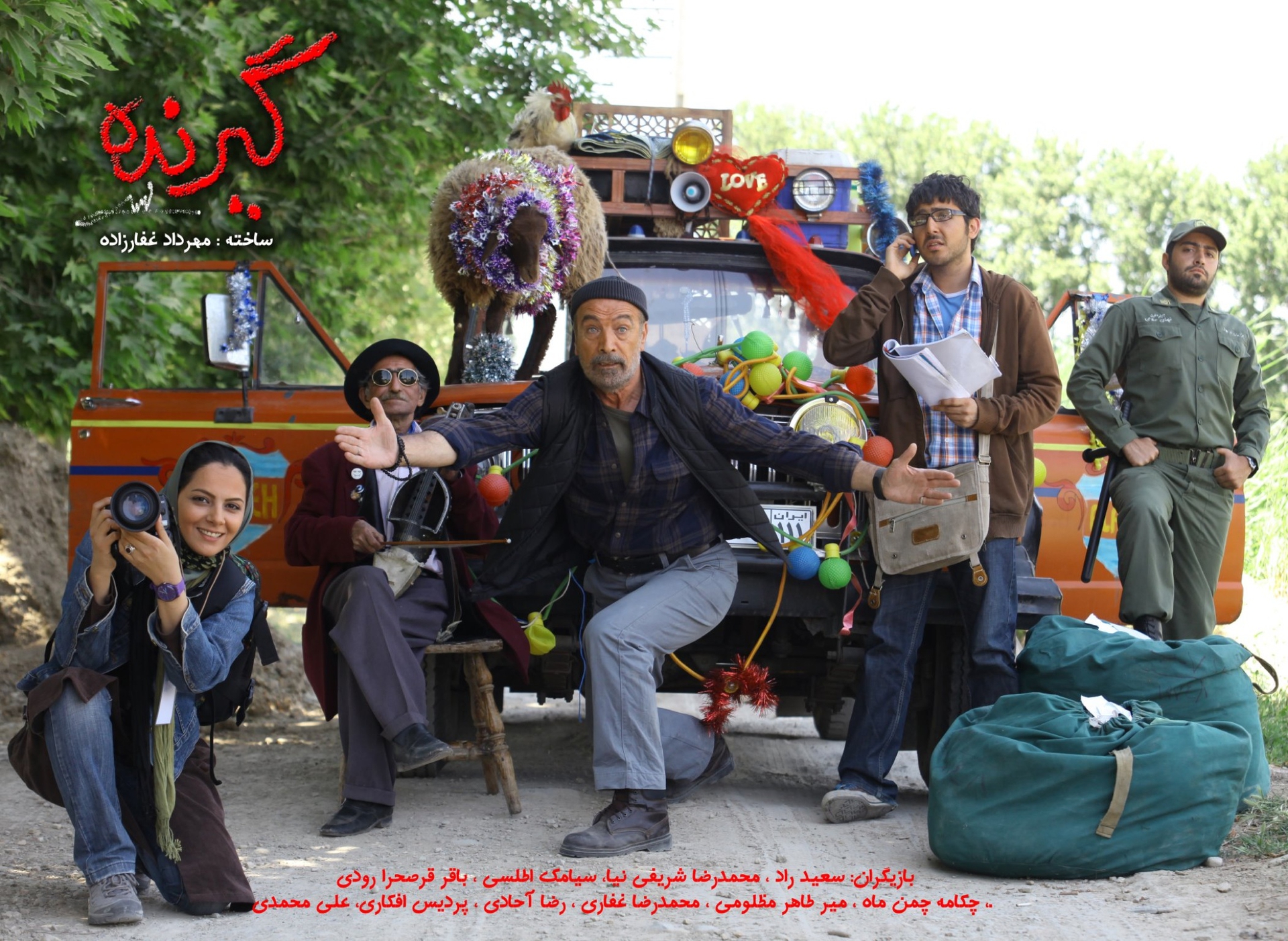 تصویری از علی محمدی، بازیگر و گروه فیلمبرداری سینما و تلویزیون در حال بازیگری سر صحنه یکی از آثارش