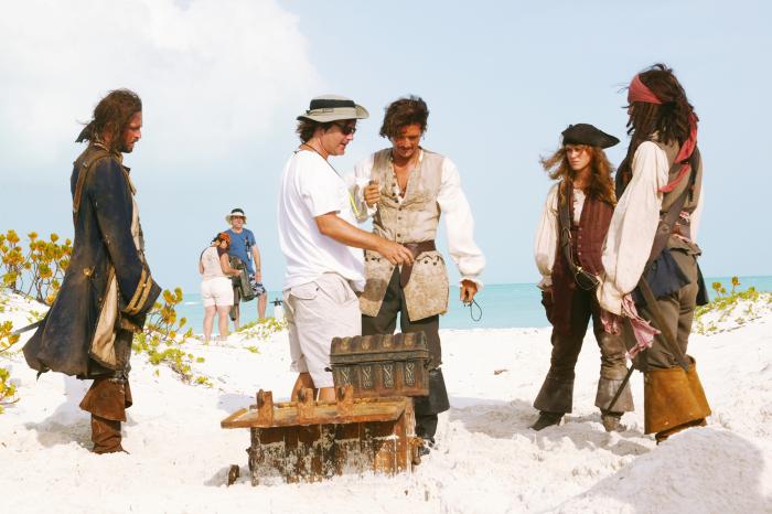 جک دونپورت در صحنه فیلم سینمایی دزدان دریایی کارائیب: صندوق مرد مرده به همراه کیرا نایتلی، اورلاندو بلوم، جان کریستوفر دپ دوم و گور وربینسکی