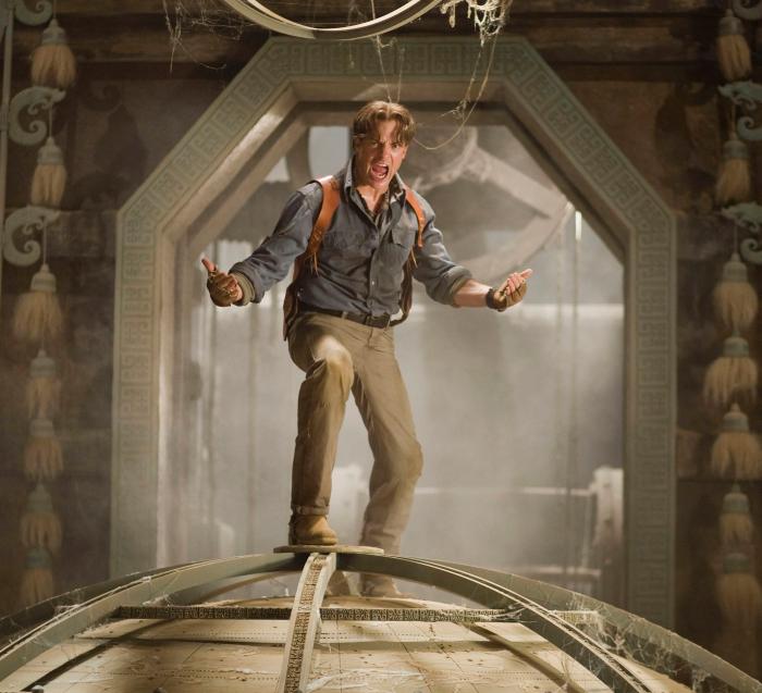 Brendan Fraser در صحنه فیلم سینمایی مومیایی :مقبره ی ام‍‍پراطور اژدها