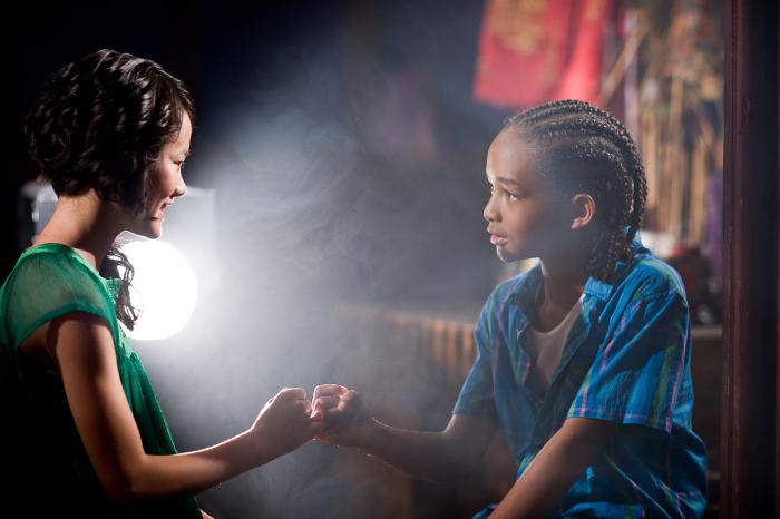 Wenwen Han در صحنه فیلم سینمایی بچه کاراته کار به همراه Jaden Smith