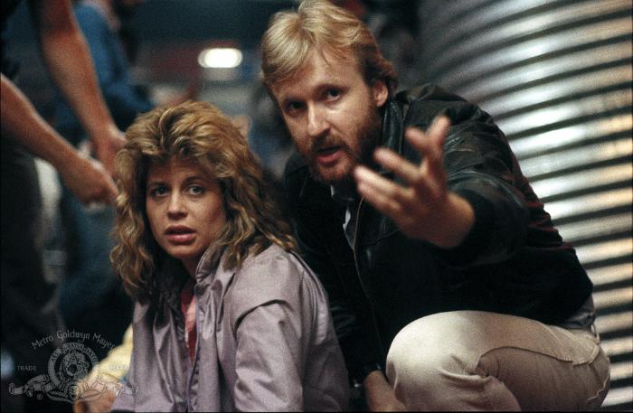 جیمز کامرون در صحنه فیلم سینمایی نابودگر به همراه لیندا همیلتون