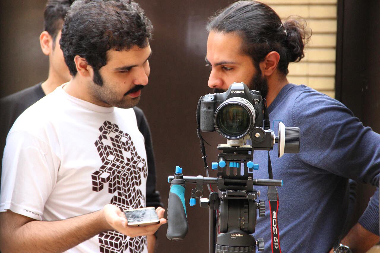 تصویری از داریوش رضایی، بازیگر سینما و تلویزیون در پشت صحنه یکی از آثارش