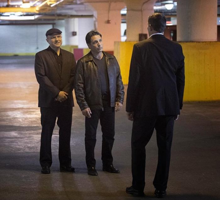 Enrico Colantoni در صحنه سریال تلویزیونی مظنون به همراه David Valcin و Jim Caviezel