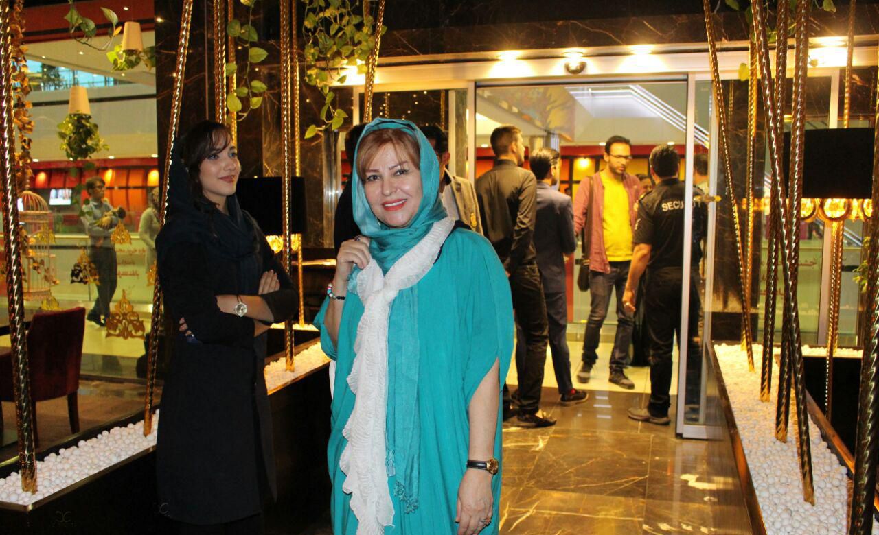 بهاره کیان‌افشار در فرش قرمز فیلم سینمایی بارکد به همراه اکرم محمدی