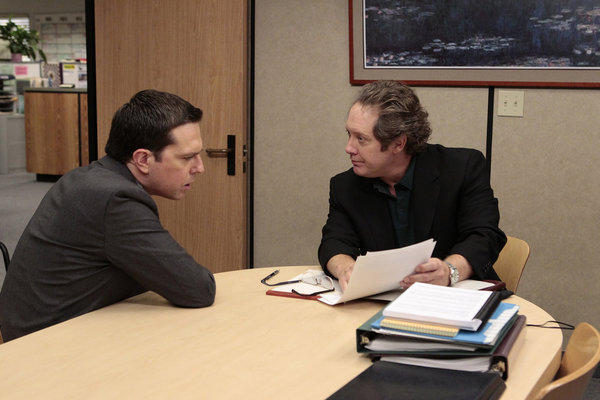 اد هلمز در صحنه سریال تلویزیونی اداره به همراه جیمز اسپیدر