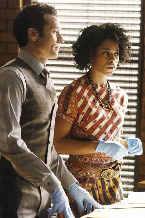 Alexandra Chando در صحنه سریال تلویزیونی کستل به همراه Kelly McCreary و Seamus Dever