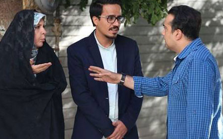 حسین سلیمانی در صحنه سریال تلویزیونی همسایه‌ها به همراه پوراندخت مهیمن