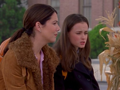 Lauren Graham در صحنه سریال تلویزیونی Gilmore Girls به همراه Alexis Bledel
