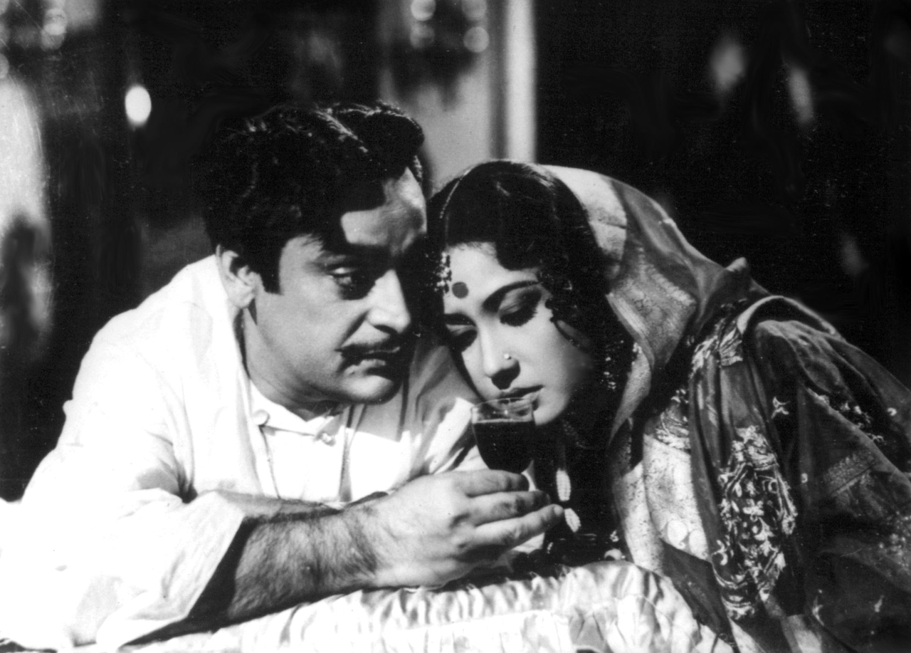 Meena Kumari در صحنه فیلم سینمایی Sahib Bibi Aur Ghulam به همراه Rehman
