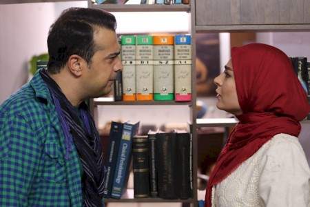 سپند امیرسلیمانی در صحنه سریال تلویزیونی همسایه‌ها به همراه سمانه پاکدل