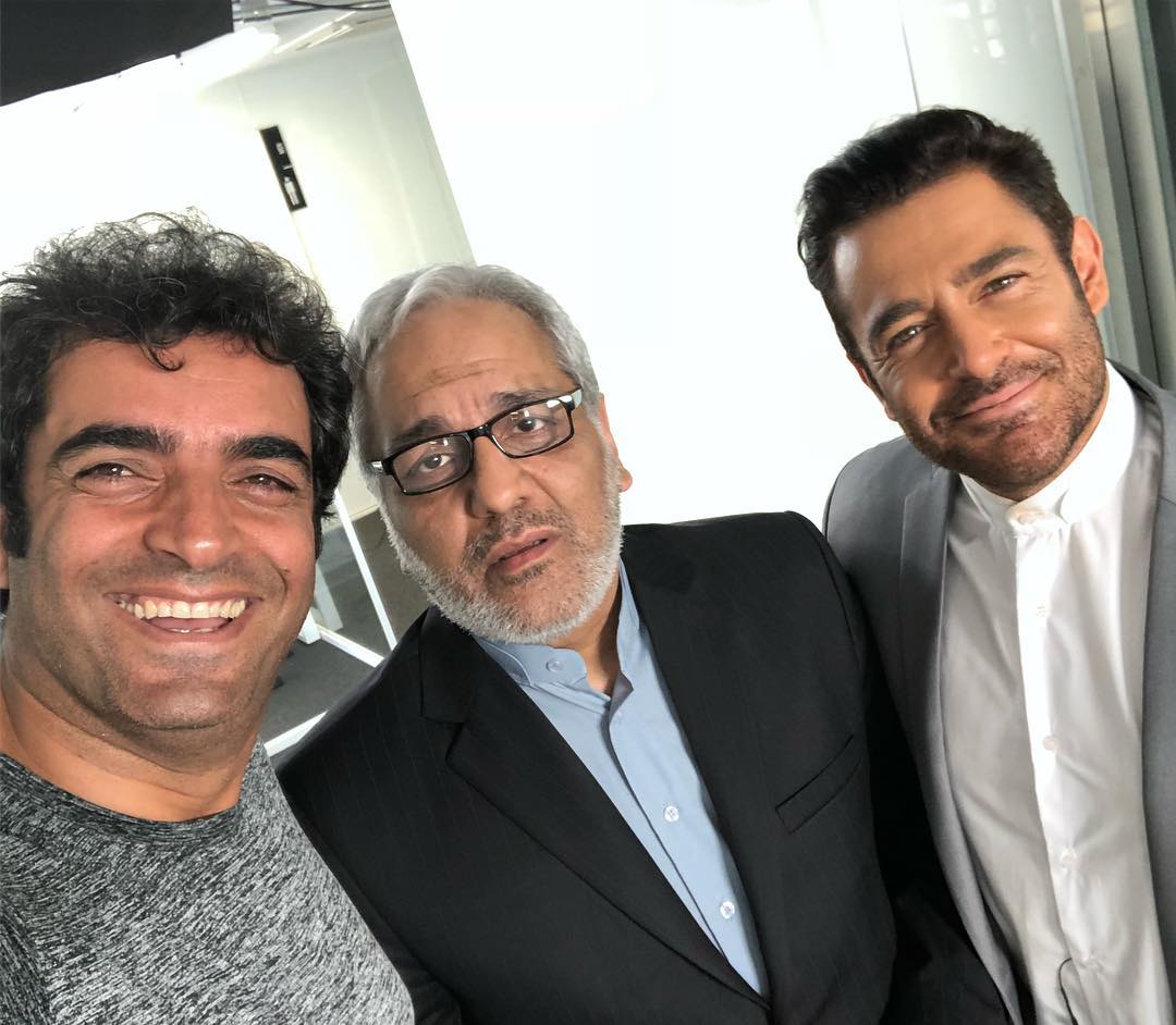 منوچهر هادی در پشت صحنه فیلم سینمایی رحمان 1400 به همراه محمدرضا گلزار و مهران مدیری