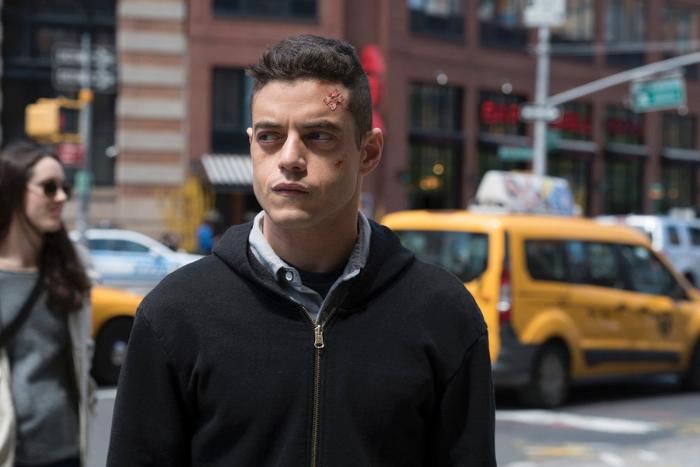 Rami Malek در صحنه سریال تلویزیونی آقای ربات