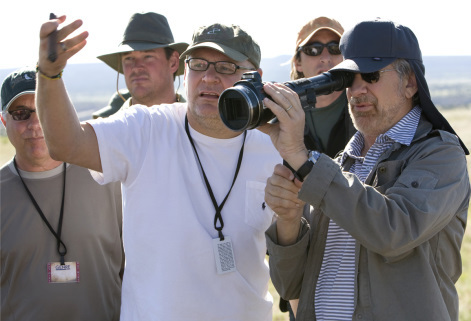 Janusz Kaminski در صحنه فیلم سینمایی ایندیانا جونز و قلمرو جمجمه بلورین به همراه استیون اسپیلبرگ
