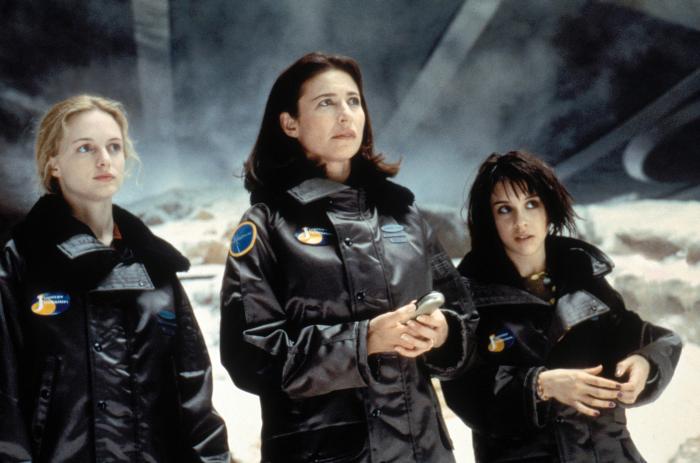 Mimi Rogers در صحنه فیلم سینمایی گمشده در فضا به همراه Heather Graham و لیسی چابرت