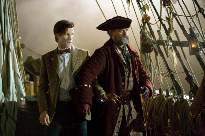 Hugh Bonneville در صحنه سریال تلویزیونی Doctor Who به همراه Matt Smith