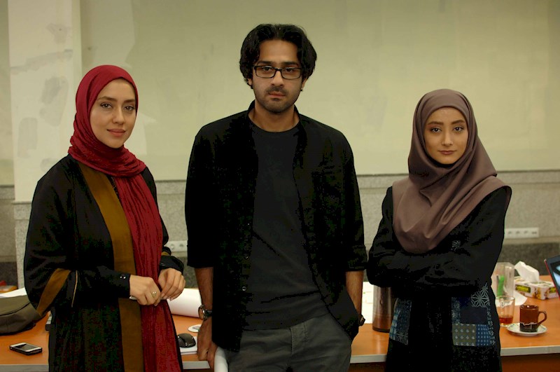 میلاد رحیمی در صحنه سریال تلویزیونی گاهی به پشت سر نگاه کن به همراه نگار حسن‌زاده و بهاره کیان‌افشار