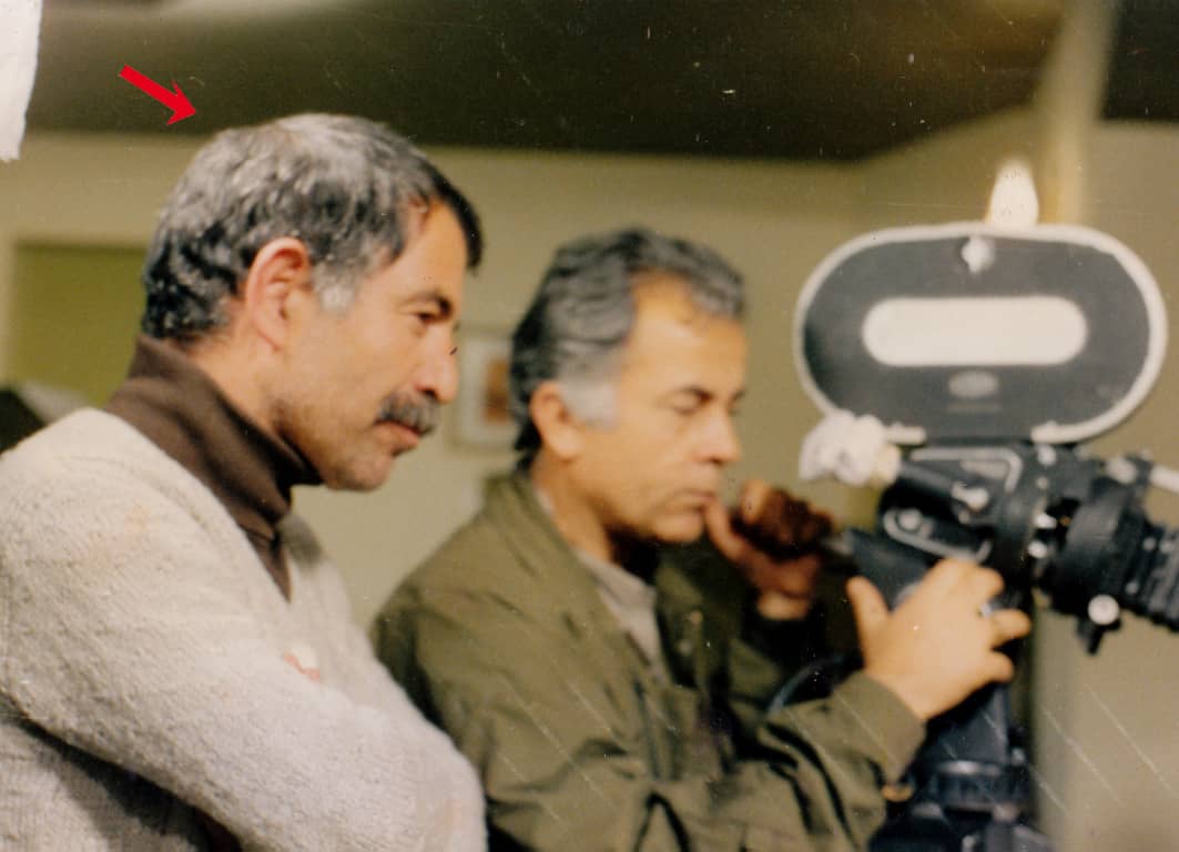 تصویری از رضا غمخوار (غفار رضایی)، مدیر تولید و بازیگر سینما و تلویزیون در پشت صحنه یکی از آثارش