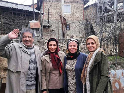ساقی زینتی در پشت صحنه سریال تلویزیونی شکوه یک زندگی به همراه مریم کاظمی، عبدالرضا اکبری و بیتا سحرخیز