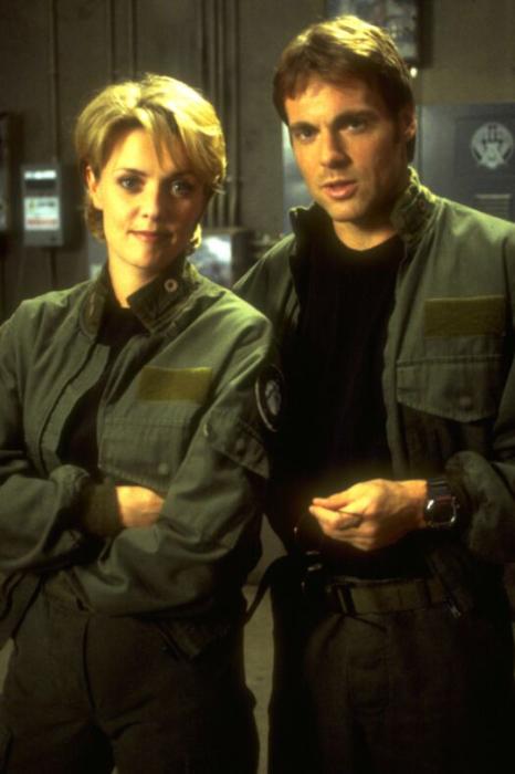 Amanda Tapping در صحنه سریال تلویزیونی دروازه ستارگان اس جی-۱ به همراه Michael Shanks