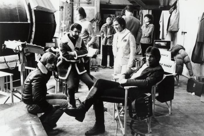 کری فیشر در صحنه فیلم سینمایی جنگ ستارگان اپیزود پنجم - امپراتوری ضربه می زند به همراه هریسون فورد، جرج لوکاس و مارک همیل