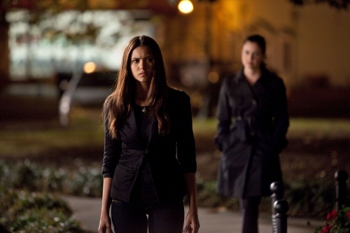 Mia Kirshner در صحنه سریال تلویزیونی خاطرات خون آشام به همراه Nina Dobrev