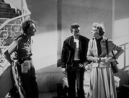 Ann Doran در صحنه فیلم سینمایی شورش بی دلیل به همراه Nicholas Ray و James Dean