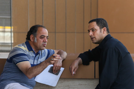 حسین یاری در پشت صحنه سریال تلویزیونی برادر به همراه جواد افشار