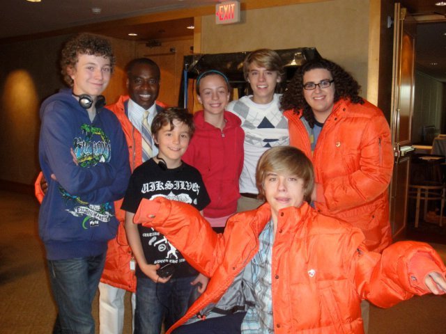 Dylan Sprouse در صحنه فیلم سینمایی The Suite Life Movie به همراه Cole Sprouse، Phill Lewis و Matthew Timmons