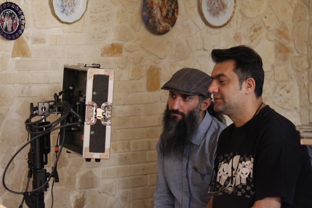 تصویری از امیر کرم یزدی، کارگردان و نویسنده سینما و تلویزیون در پشت صحنه یکی از آثارش