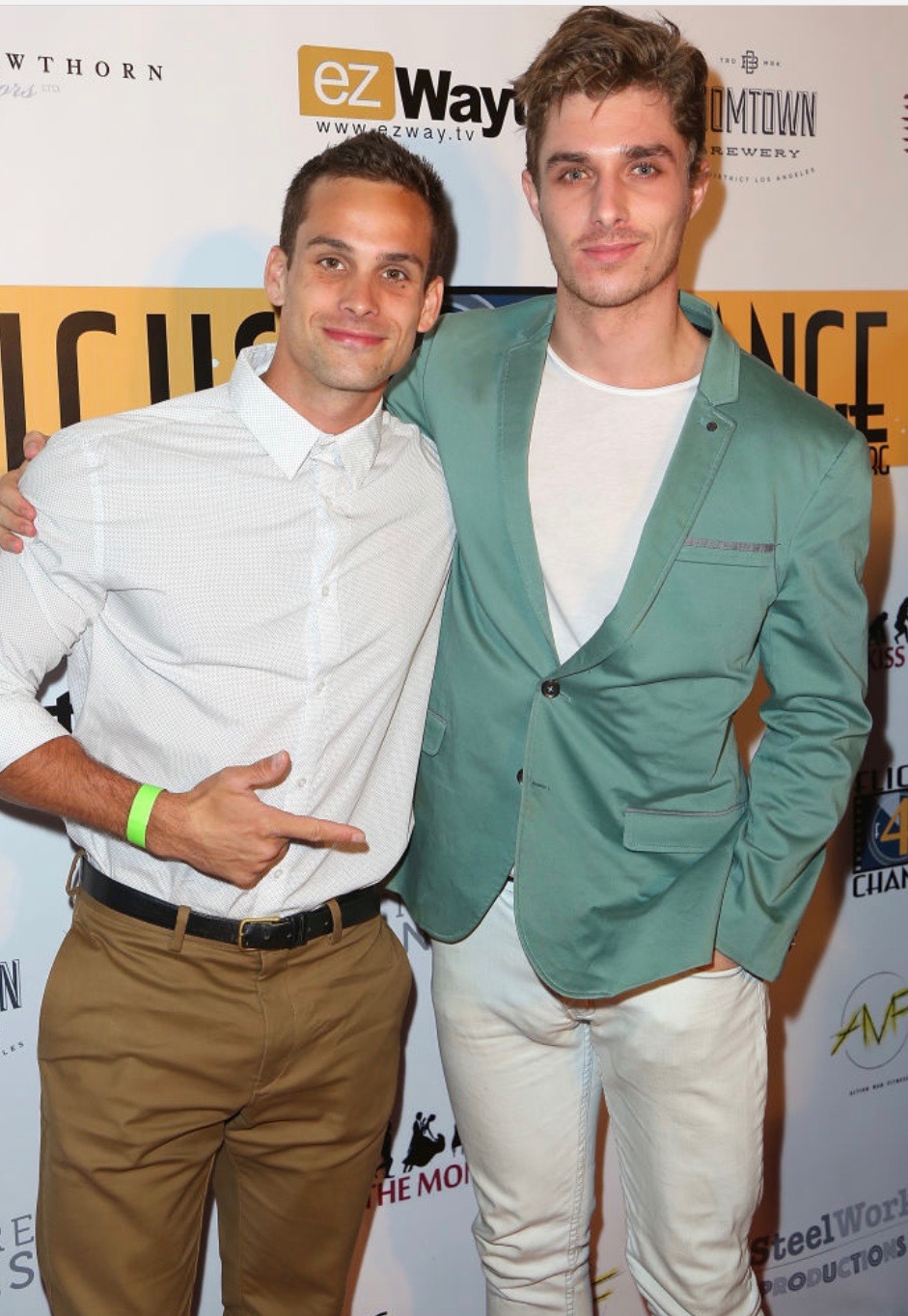 Joel Nix در صحنه سریال تلویزیونی Masculinity in Crisis به همراه Alex Cubis