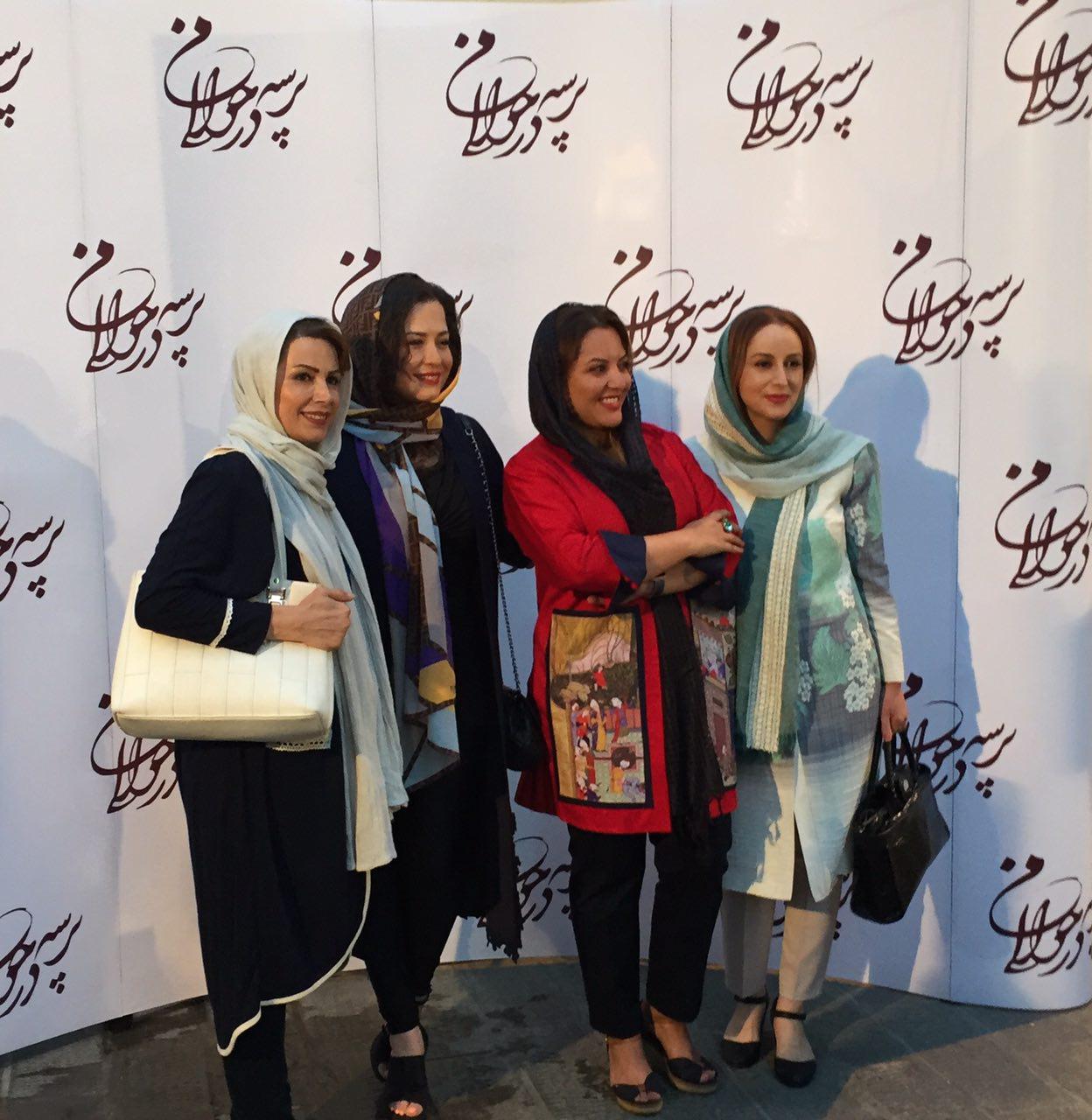 مهراوه شریفی‌نیا در اکران افتتاحیه فیلم سینمایی پرسه در حوالی من به همراه آتوسا راستی