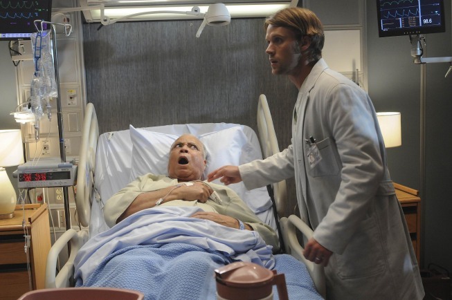 جیمز ارل جونز در صحنه سریال تلویزیونی دکتر هاوس به همراه Jesse Spencer
