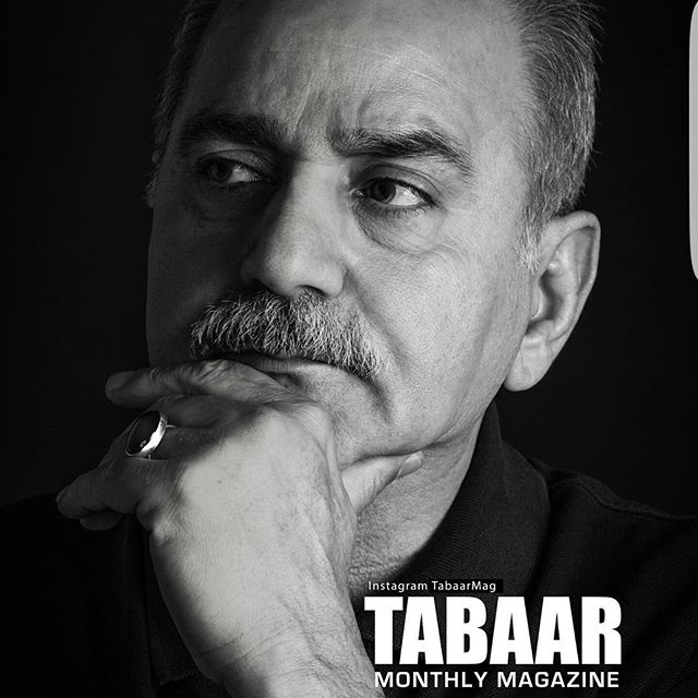 تصویری از پرویز پرستویی، بازیگر و تهیه کننده سینما و تلویزیون در حال بازیگری سر صحنه یکی از آثارش