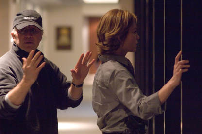 Gregory Hoblit در صحنه فیلم سینمایی مفقودالاثر (غیر قابل ردیابی) به همراه دایان لین