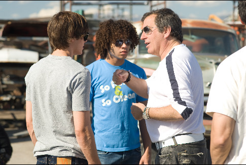Corbin Bleu در صحنه فیلم سینمایی دبیرستان موزیکال 3: سال آخر به همراه زک افرون و Kenny Ortega